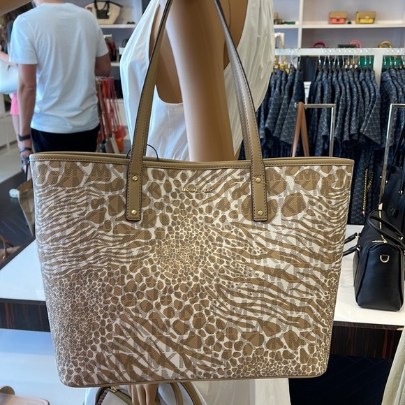 Michael Kors, this Carter Signature Animal Print Semi Lux Open Tote Handbag 
NWT - Picture 15 of 16